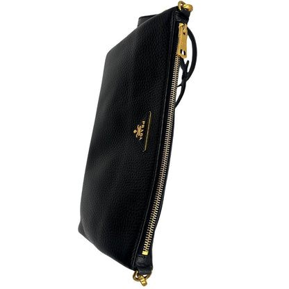 chiusura Borsa Prada in pelle martellata nera con parti metalliche dorate; munita di una tracolla amovibile e regolabile, da portare a mano, a spalla o a tracolla. Completa di dustbag, di lusso, originale, eccellenti condizioni, usata. 