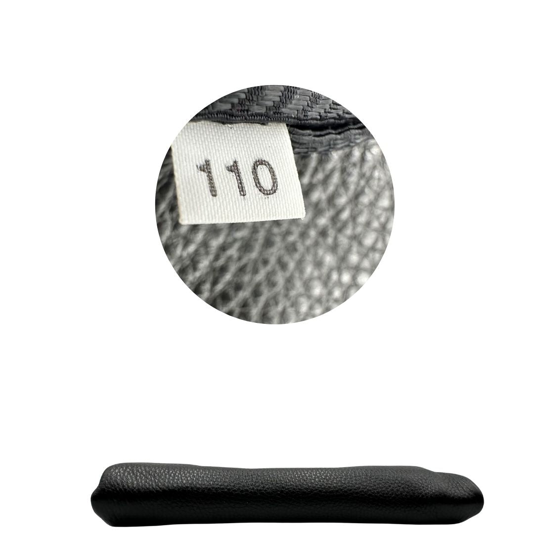 base Borsa Prada in pelle martellata nera con parti metalliche dorate; munita di una tracolla amovibile e regolabile, da portare a mano, a spalla o a tracolla. Completa di dustbag, di lusso, originale, eccellenti condizioni, usata. 