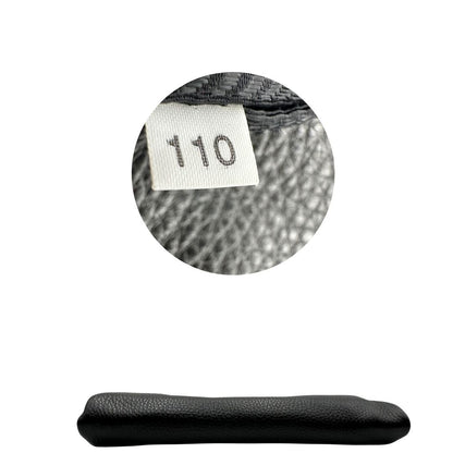 base Borsa Prada in pelle martellata nera con parti metalliche dorate; munita di una tracolla amovibile e regolabile, da portare a mano, a spalla o a tracolla. Completa di dustbag, di lusso, originale, eccellenti condizioni, usata. 