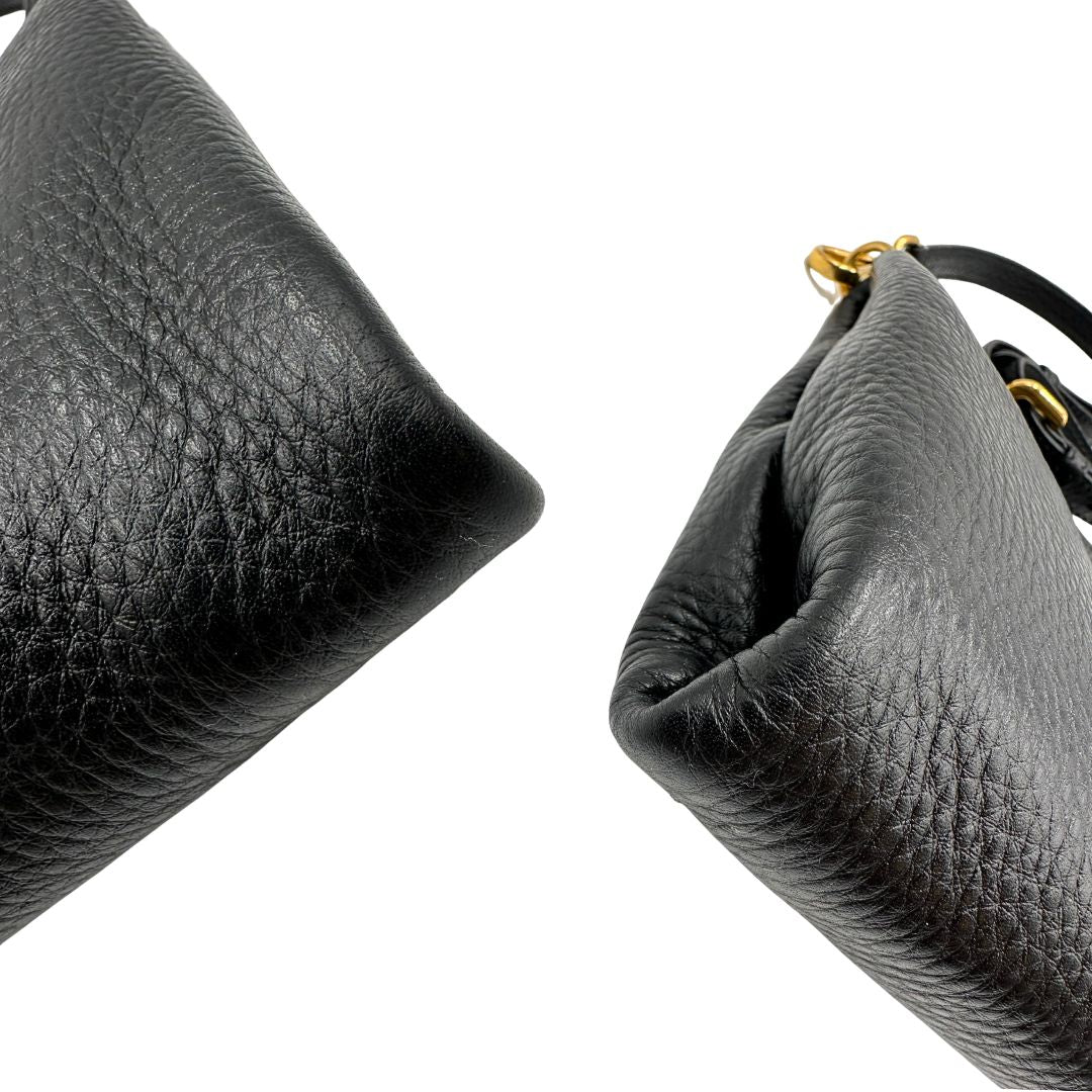 angoli Borsa Prada in pelle martellata nera con parti metalliche dorate; munita di una tracolla amovibile e regolabile, da portare a mano, a spalla o a tracolla. Completa di dustbag, di lusso, originale, eccellenti condizioni, usata. 