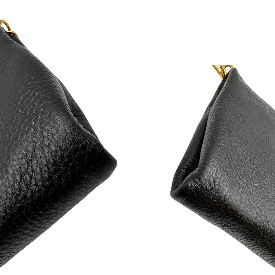 angoli Borsa Prada in pelle martellata nera con parti metalliche dorate; munita di una tracolla amovibile e regolabile, da portare a mano, a spalla o a tracolla. Completa di dustbag, di lusso, originale, eccellenti condizioni, usata. 