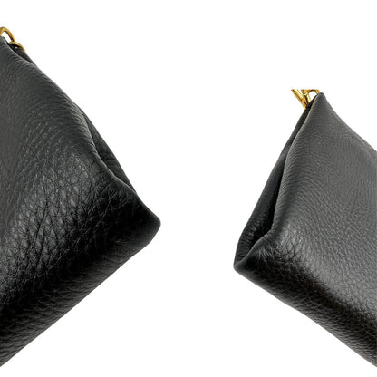 angoli Borsa Prada in pelle martellata nera con parti metalliche dorate; munita di una tracolla amovibile e regolabile, da portare a mano, a spalla o a tracolla. Completa di dustbag, di lusso, originale, eccellenti condizioni, usata. 