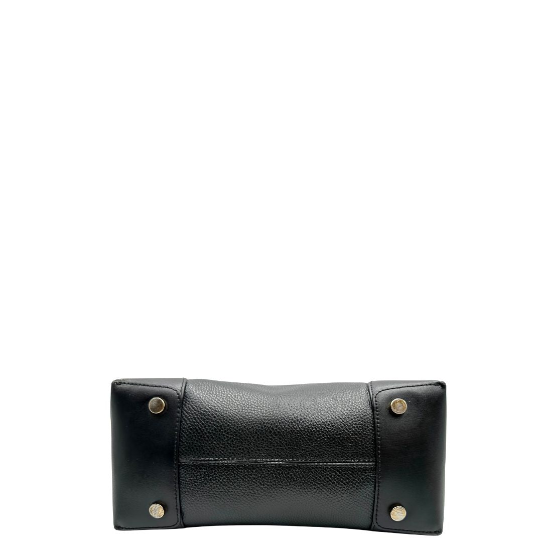 base Borsa Michael Kors in pelle nera con parti metalliche dorate; munita di doppi manici e una tracolla amovibile e regolabile, di lusso, originale, ottime condizioni. 