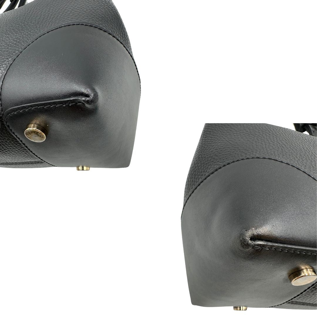 angoli Borsa Michael Kors in pelle nera con parti metalliche dorate; munita di doppi manici e una tracolla amovibile e regolabile, di lusso, originale, ottime condizioni. 