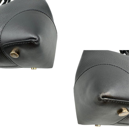 angoli Borsa Michael Kors in pelle nera con parti metalliche dorate; munita di doppi manici e una tracolla amovibile e regolabile, di lusso, originale, ottime condizioni. 