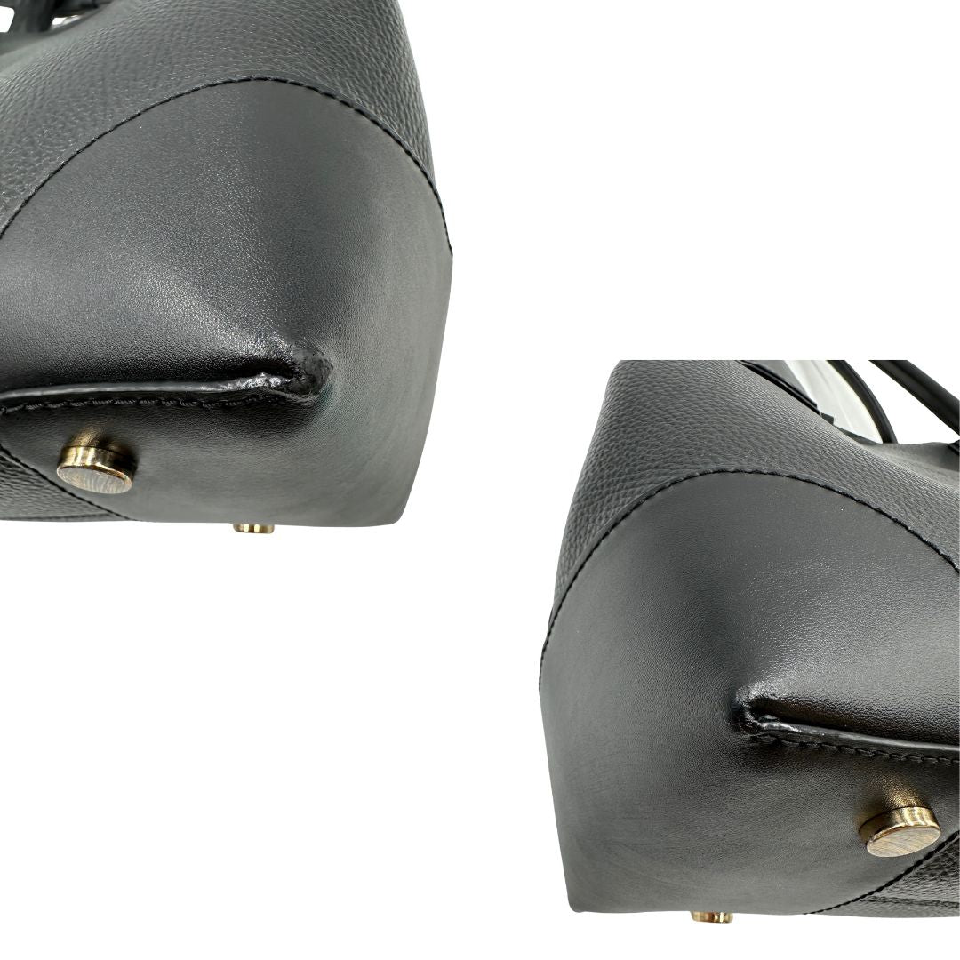 angoli Borsa Michael Kors in pelle nera con parti metalliche dorate; munita di doppi manici e una tracolla amovibile e regolabile, di lusso, originale, ottime condizioni. 