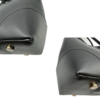 angoli Borsa Michael Kors in pelle nera con parti metalliche dorate; munita di doppi manici e una tracolla amovibile e regolabile, di lusso, originale, ottime condizioni. 