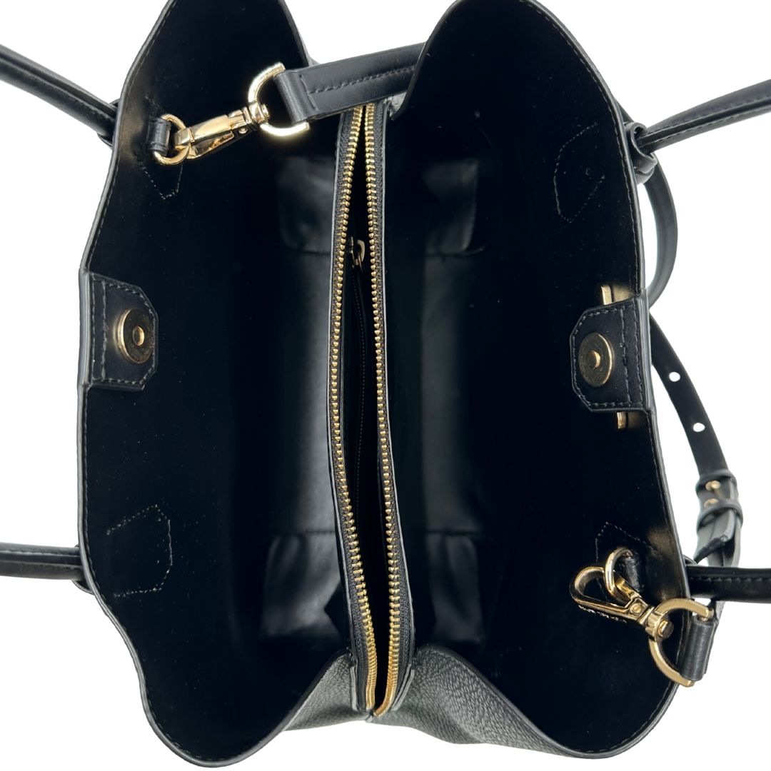 interno Borsa Michael Kors in pelle nera con parti metalliche dorate; munita di doppi manici e una tracolla amovibile e regolabile, di lusso, originale, ottime condizioni. 