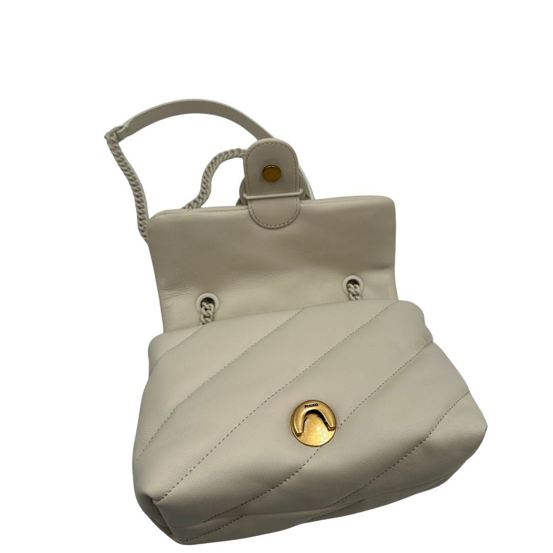 Borsa Pinko in pelle matelassè bianco panna con parti metalliche tono su tono; munita di una tracolla in catena scorrevole con spallaccio in pelle. Completa di dustbag e cartellini, di lusso, originale, ottime condizioni.