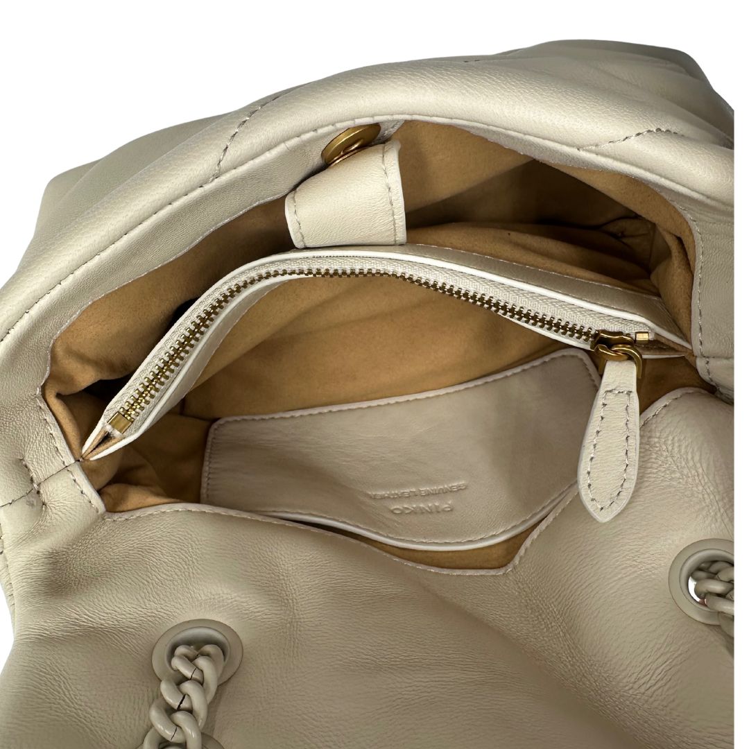 Borsa Pinko in pelle matelassè bianco panna con parti metalliche tono su tono; munita di una tracolla in catena scorrevole con spallaccio in pelle. Completa di dustbag e cartellini, di lusso, originale, ottime condizioni.