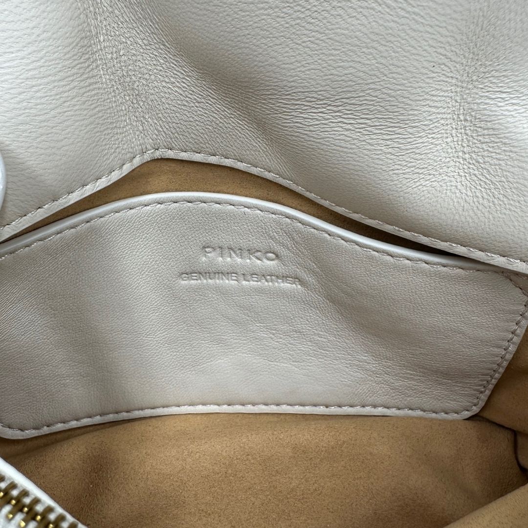Borsa Pinko in pelle matelassè bianco panna con parti metalliche tono su tono; munita di una tracolla in catena scorrevole con spallaccio in pelle. Completa di dustbag e cartellini, di lusso, originale, ottime condizioni.