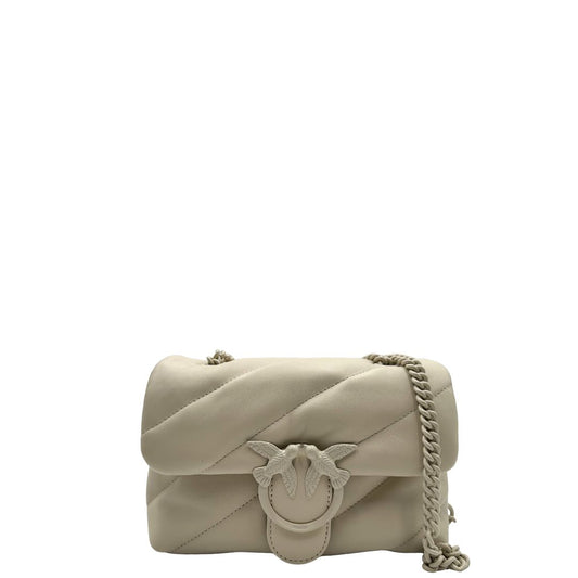 front Borsa Pinko in pelle matelassè bianco panna con parti metalliche tono su tono; munita di una tracolla in catena scorrevole con spallaccio in pelle. Completa di dustbag e cartellini, di lusso, originale, ottime condizioni. 