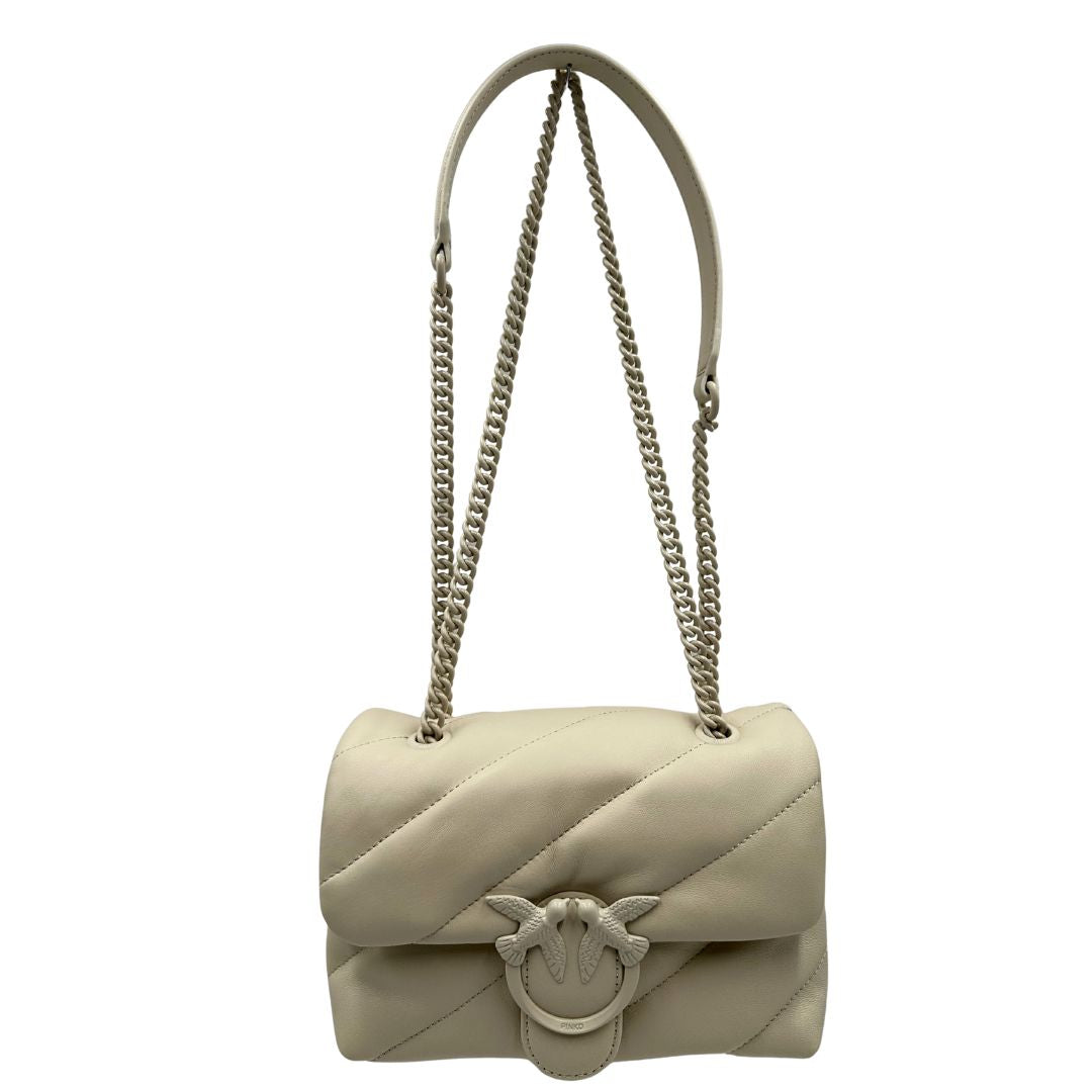 front Borsa Pinko in pelle matelassè bianco panna con parti metalliche tono su tono; munita di una tracolla in catena scorrevole con spallaccio in pelle. Completa di dustbag e cartellini, di lusso, originale, ottime condizioni. 