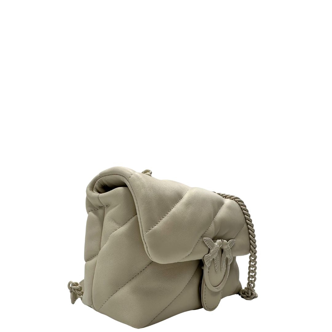 lato Borsa Pinko in pelle matelassè bianco panna con parti metalliche tono su tono; munita di una tracolla in catena scorrevole con spallaccio in pelle. Completa di dustbag e cartellini, di lusso, originale, ottime condizioni. 