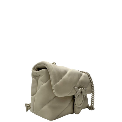 lato Borsa Pinko in pelle matelassè bianco panna con parti metalliche tono su tono; munita di una tracolla in catena scorrevole con spallaccio in pelle. Completa di dustbag e cartellini, di lusso, originale, ottime condizioni. 