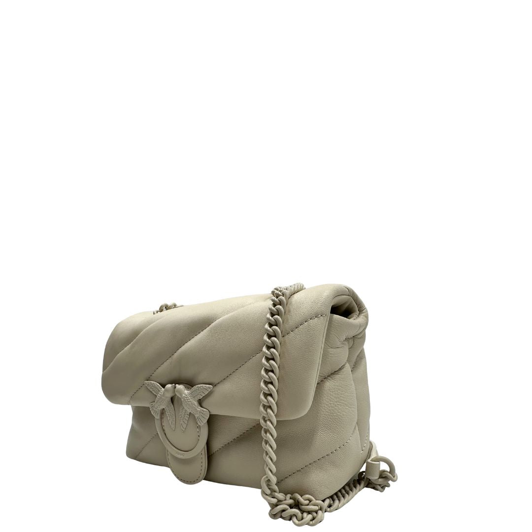 lato Borsa Pinko in pelle matelassè bianco panna con parti metalliche tono su tono; munita di una tracolla in catena scorrevole con spallaccio in pelle. Completa di dustbag e cartellini, di lusso, originale, ottime condizioni. 