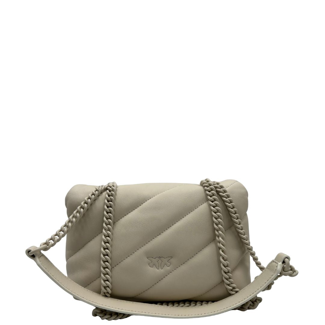 Borsa Pinko in pelle matelassè bianco panna con parti metalliche tono su tono; munita di una tracolla in catena scorrevole con spallaccio in pelle. Completa di dustbag e cartellini, di lusso, originale, ottime condizioni.