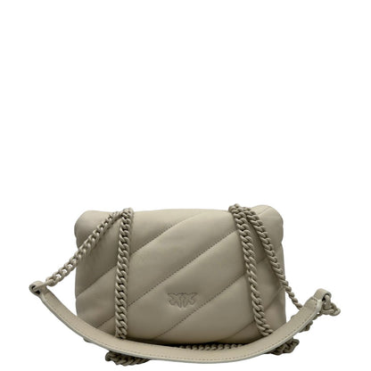 Borsa Pinko in pelle matelassè bianco panna con parti metalliche tono su tono; munita di una tracolla in catena scorrevole con spallaccio in pelle. Completa di dustbag e cartellini, di lusso, originale, ottime condizioni.
