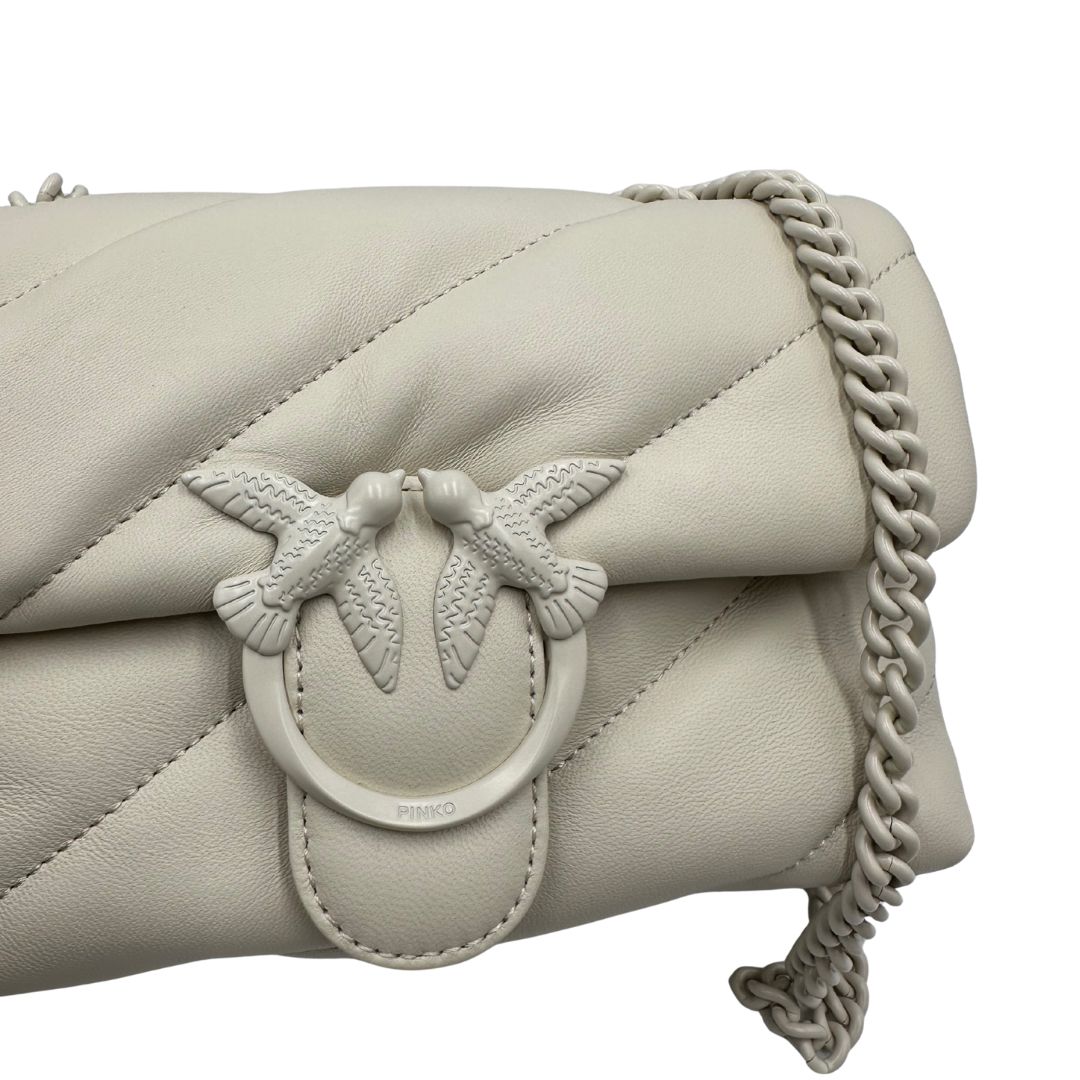 Borsa Pinko in pelle matelassè bianco panna con parti metalliche tono su tono; munita di una tracolla in catena scorrevole con spallaccio in pelle. Completa di dustbag e cartellini, di lusso, originale, ottime condizioni.
