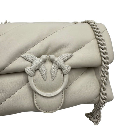 Borsa Pinko in pelle matelassè bianco panna con parti metalliche tono su tono; munita di una tracolla in catena scorrevole con spallaccio in pelle. Completa di dustbag e cartellini, di lusso, originale, ottime condizioni.