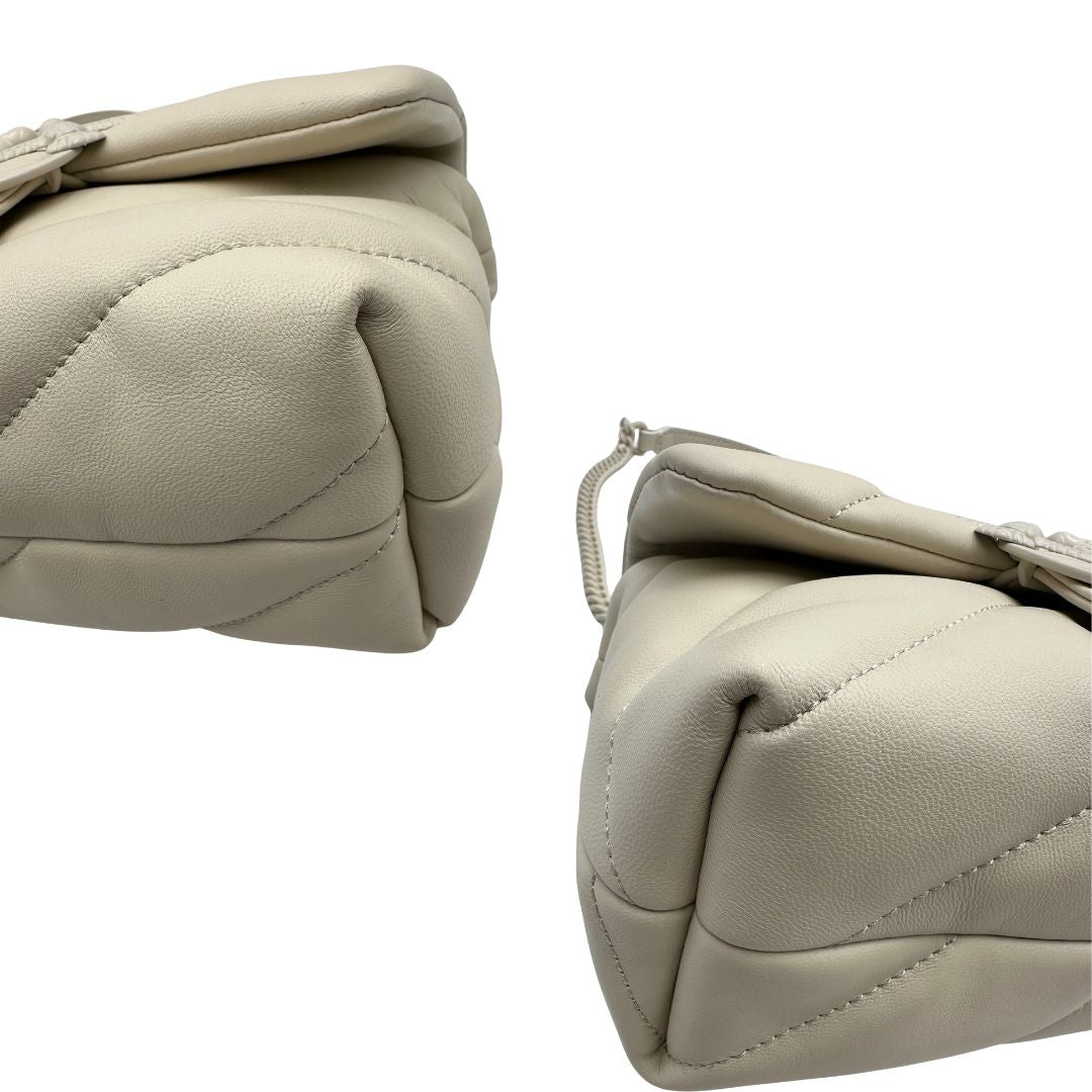 Borsa Pinko in pelle matelassè bianco panna con parti metalliche tono su tono; munita di una tracolla in catena scorrevole con spallaccio in pelle. Completa di dustbag e cartellini, di lusso, originale, ottime condizioni.