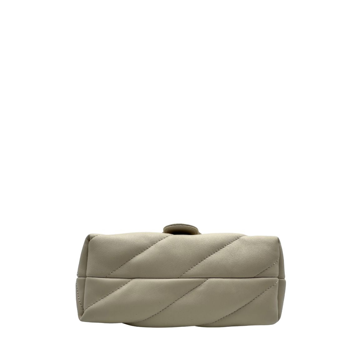 base vBorsa Pinko in pelle matelassè bianco panna con parti metalliche tono su tono; munita di una tracolla in catena scorrevole con spallaccio in pelle. Completa di dustbag e cartellini, di lusso, originale, ottime condizioni. 