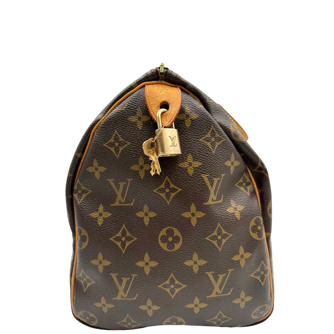 lato Borsa Louis Vuitton in canvas monogram marrone con parti metalliche dorate; munita di doppi manici stondati, da portare a mano. Completa di dustbag, lucchetto e chiavi, di lusso, usato, ottime condizioni. 