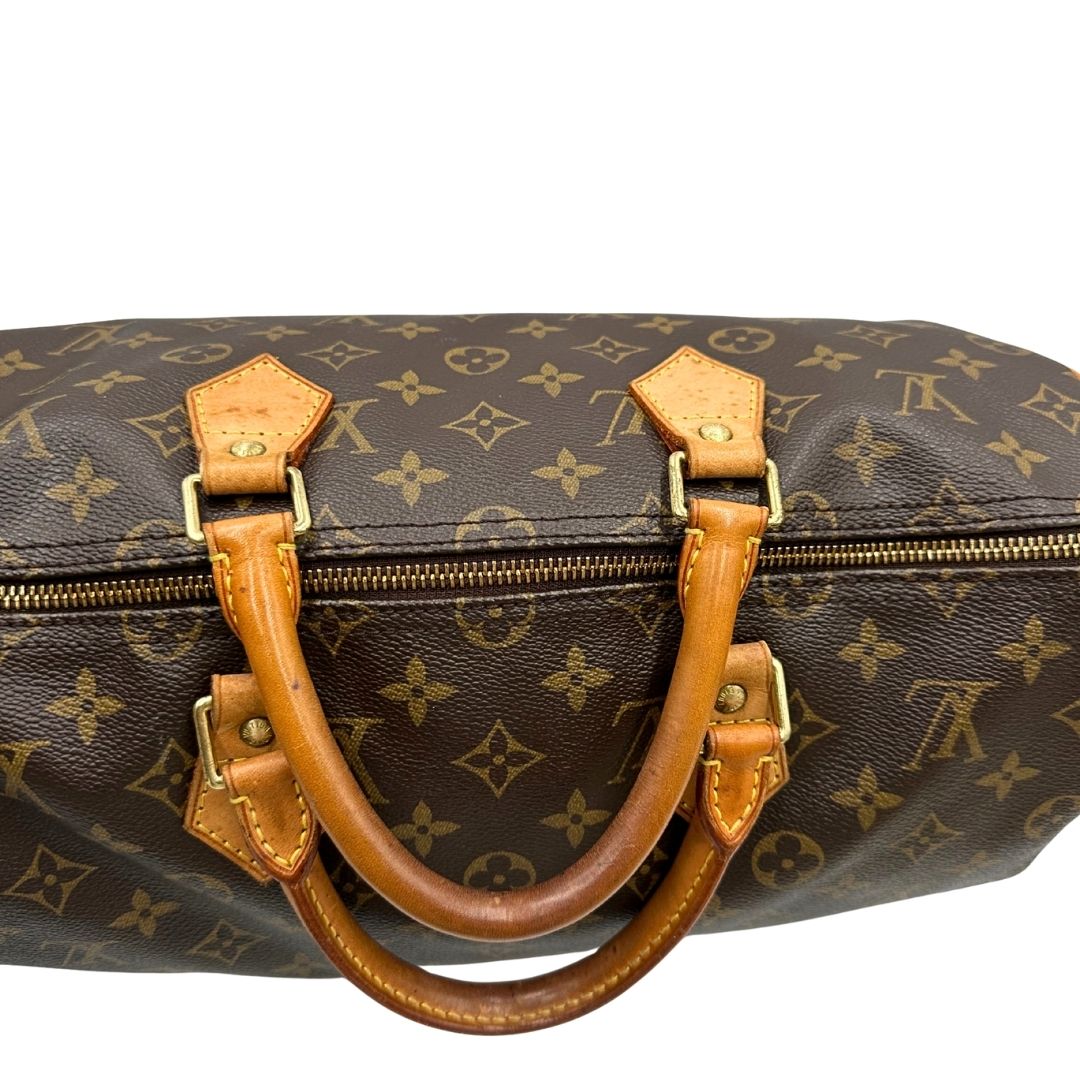 manici Borsa Louis Vuitton in canvas monogram marrone con parti metalliche dorate; munita di doppi manici stondati, da portare a mano. Completa di dustbag, lucchetto e chiavi, di lusso, usato, ottime condizioni. 