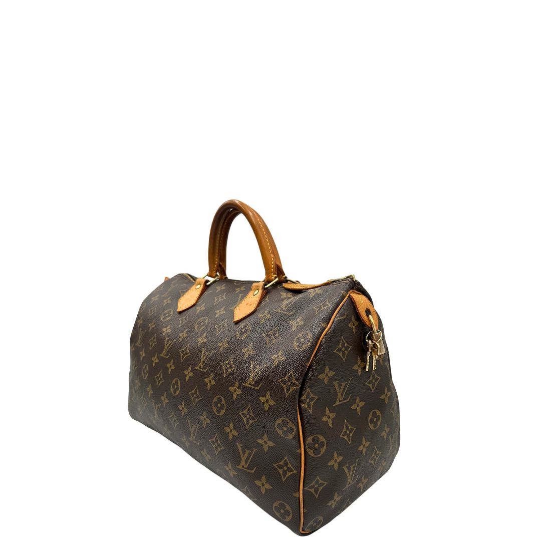 lato Borsa Louis Vuitton in canvas monogram marrone con parti metalliche dorate; munita di doppi manici stondati, da portare a mano. Completa di dustbag, lucchetto e chiavi, di lusso, usato, ottime condizioni. 