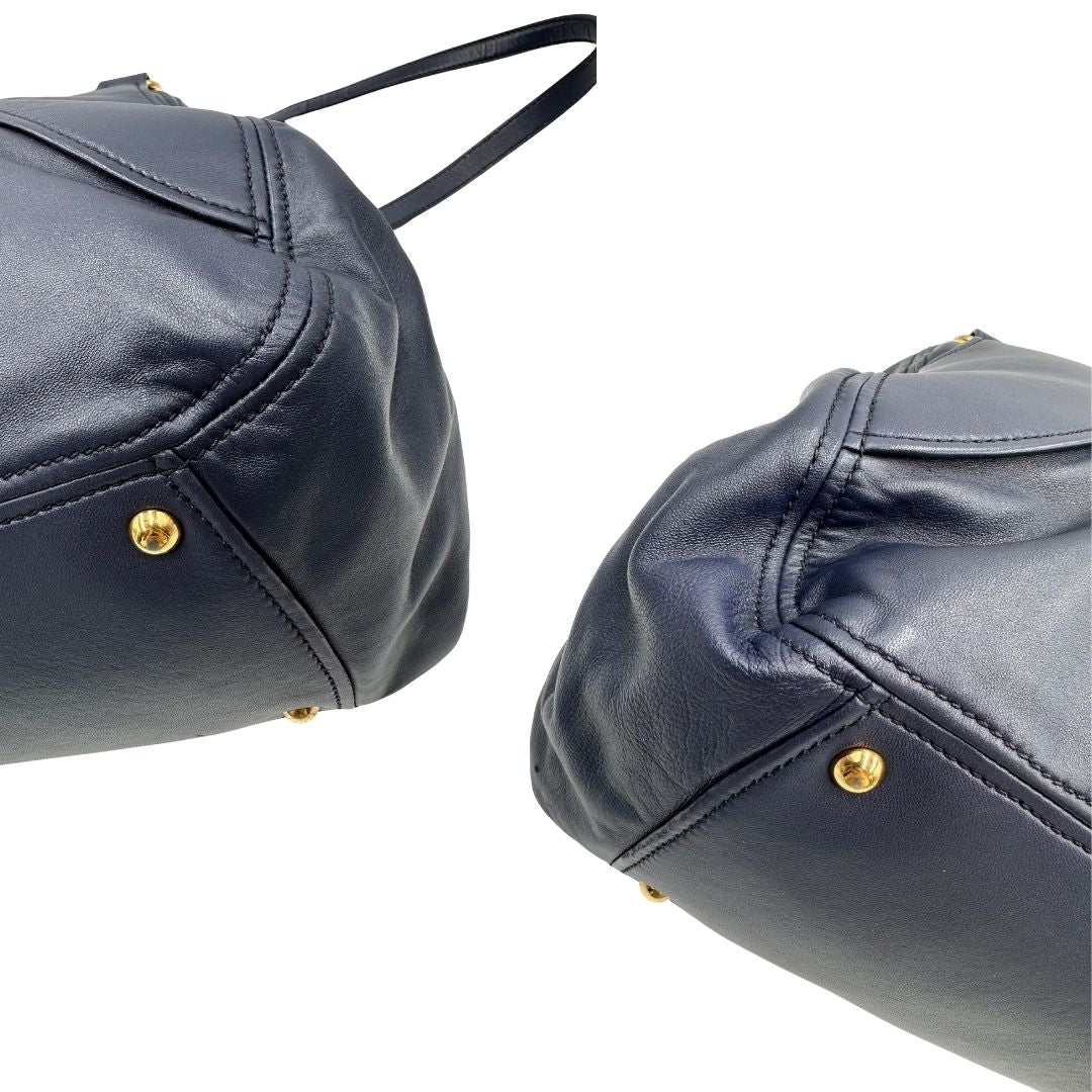 angoli Borsa Miu Miu in pelle blu con parti metalliche dorate; munita di una tracolla amovibile e doppi manici stondati. Completa di dustbag, di lusso, originale, ottime condizioni. 