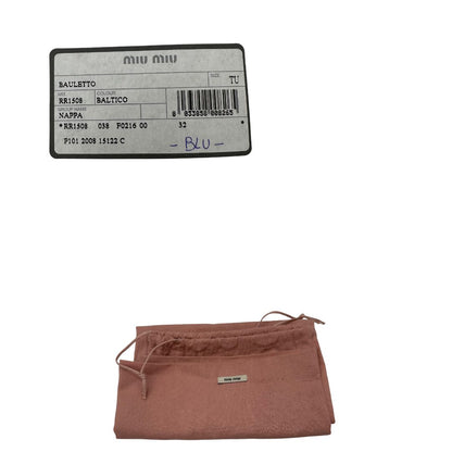 dustbag Borsa Miu Miu in pelle blu con parti metalliche dorate; munita di una tracolla amovibile e doppi manici stondati. Completa di dustbag, di lusso, originale, ottime condizioni. 