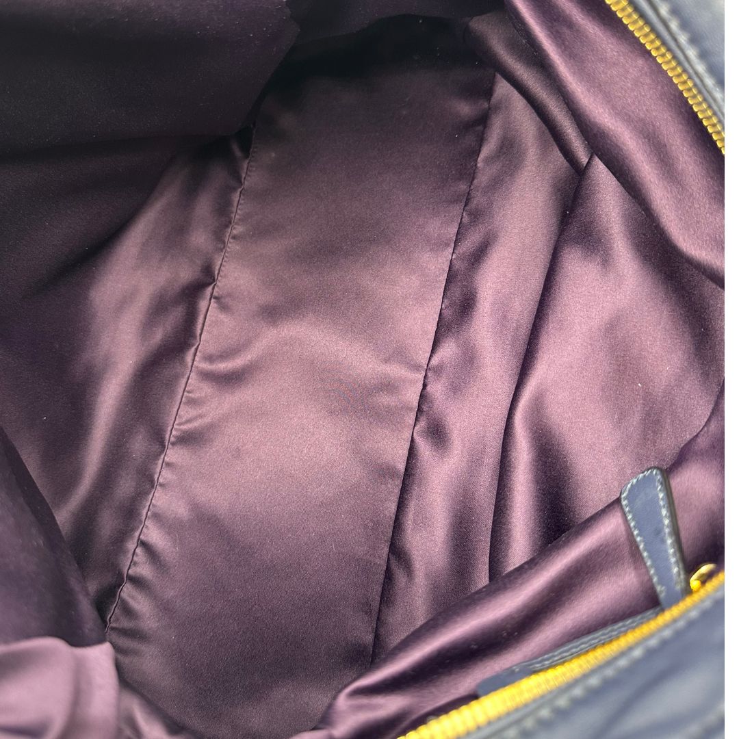 interno Borsa Miu Miu in pelle blu con parti metalliche dorate; munita di una tracolla amovibile e doppi manici stondati. Completa di dustbag, di lusso, originale, ottime condizioni. 