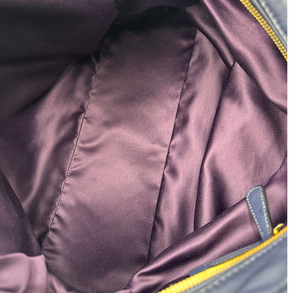 interno Borsa Miu Miu in pelle blu con parti metalliche dorate; munita di una tracolla amovibile e doppi manici stondati. Completa di dustbag, di lusso, originale, ottime condizioni. 