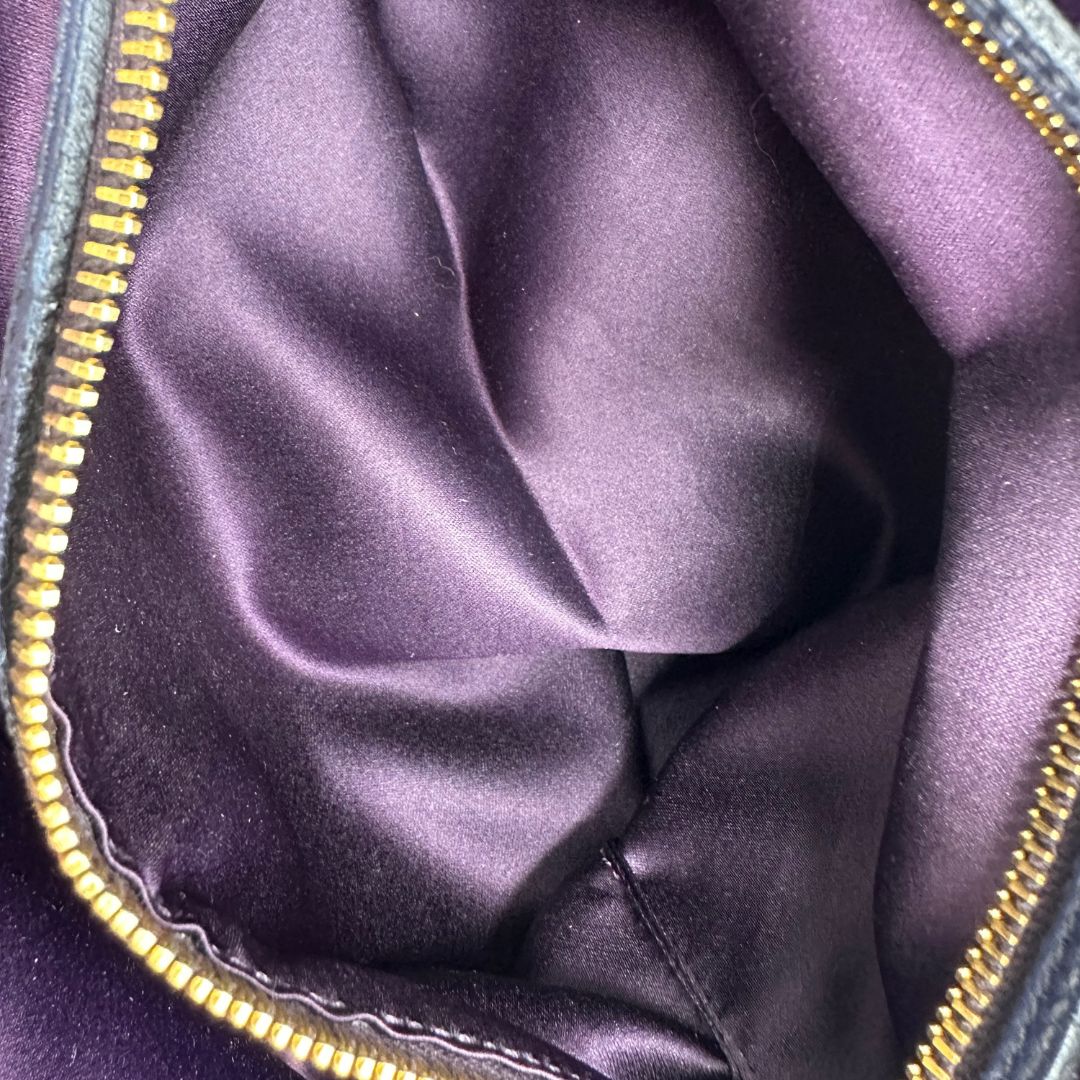 interno Borsa Miu Miu in pelle blu con parti metalliche dorate; munita di una tracolla amovibile e doppi manici stondati. Completa di dustbag, di lusso, originale, ottime condizioni. 