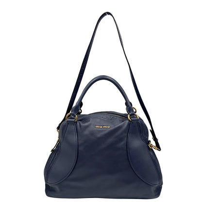 front Borsa Miu Miu in pelle blu con parti metalliche dorate; munita di una tracolla amovibile e doppi manici stondati. Completa di dustbag, di lusso, originale, ottime condizioni. 