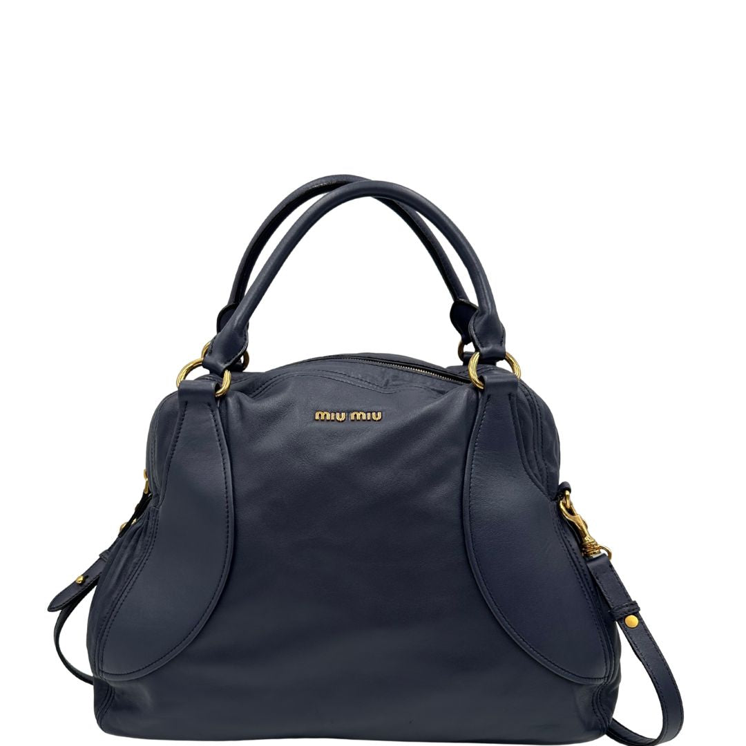 front Borsa Miu Miu in pelle blu con parti metalliche dorate; munita di una tracolla amovibile e doppi manici stondati. Completa di dustbag, di lusso, originale, ottime condizioni. 