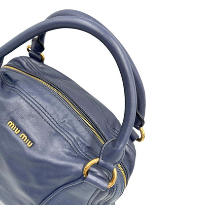 manici Borsa Miu Miu in pelle blu con parti metalliche dorate; munita di una tracolla amovibile e doppi manici stondati. Completa di dustbag, di lusso, originale, ottime condizioni. 