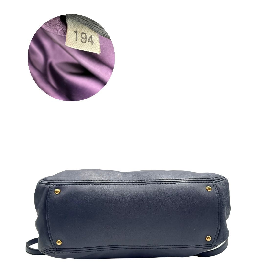 retro Borsa Miu Miu in pelle blu con parti metalliche dorate; munita di una tracolla amovibile e doppi manici stondati. Completa di dustbag, di lusso, originale, ottime condizioni. 