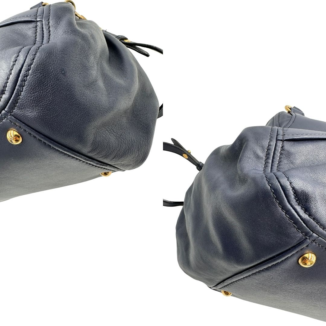 angoli Borsa Miu Miu in pelle blu con parti metalliche dorate; munita di una tracolla amovibile e doppi manici stondati. Completa di dustbag, di lusso, originale, ottime condizioni. 