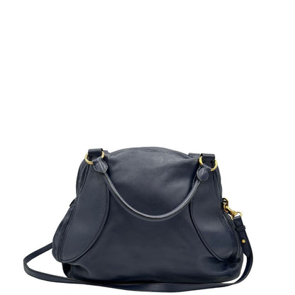 retro Borsa Miu Miu in pelle blu con parti metalliche dorate; munita di una tracolla amovibile e doppi manici stondati. Completa di dustbag, di lusso, originale, ottime condizioni. 