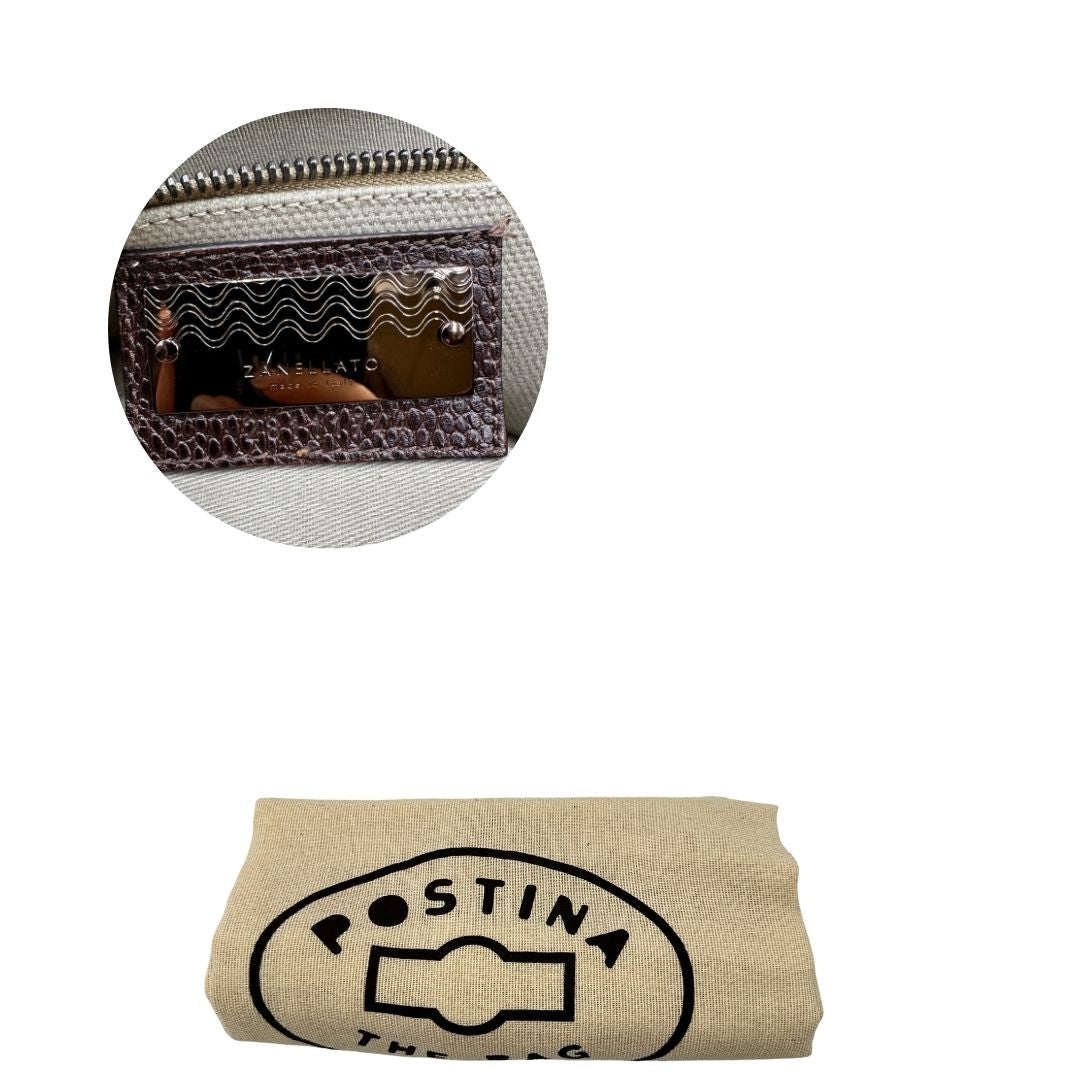 Dustbag e codice di una borsa Postina M Zanellato in pelle scamosciata color cannella con finiture marroni testa di moro e parti metalliche bronzo; munita di un manico singolo . 