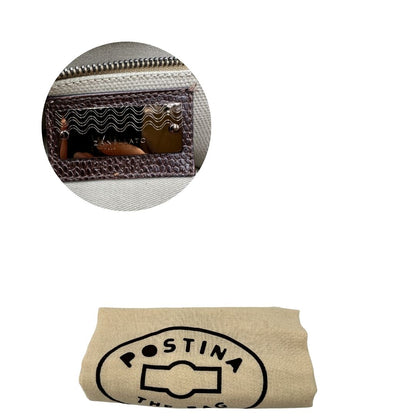 Dustbag e codice di una borsa Postina M Zanellato in pelle scamosciata color cannella con finiture marroni testa di moro e parti metalliche bronzo; munita di un manico singolo . 