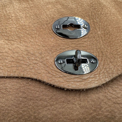 Chiusura di una borsa Postina M Zanellato in pelle scamosciata color cannella con finiture marroni testa di moro e parti metalliche bronzo; munita di un manico singolo . Completa di dustbag.