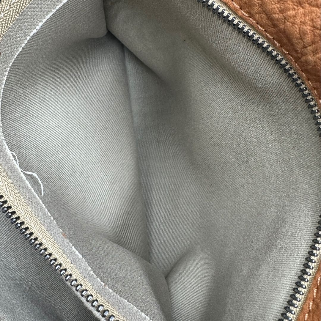 Interno di una borsa Postina M Zanellato in pelle scamosciata color cannella con finiture marroni testa di moro e parti metalliche bronzo; munita di un manico singolo . Completa di dustbag.