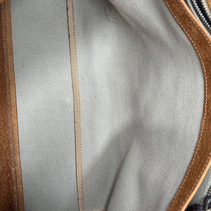 Interno di una borsa Postina M Zanellato in pelle scamosciata color cannella con finiture marroni testa di moro e parti metalliche bronzo; munita di un manico singolo . Completa di dustbag.