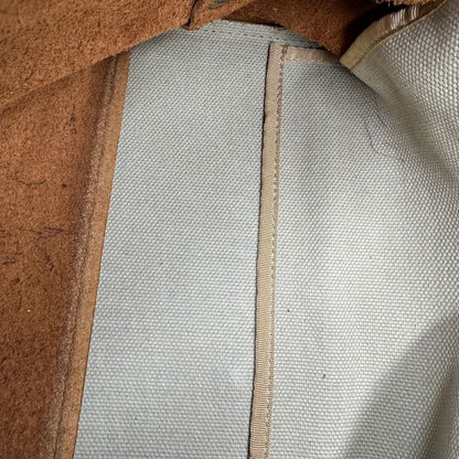 Sbaffi di penna nella fodera interna di una borsa Postina M Zanellato in pelle scamosciata color cannella con finiture marroni testa di moro e parti metalliche bronzo; munita di un manico singolo . Completa di dustbag.