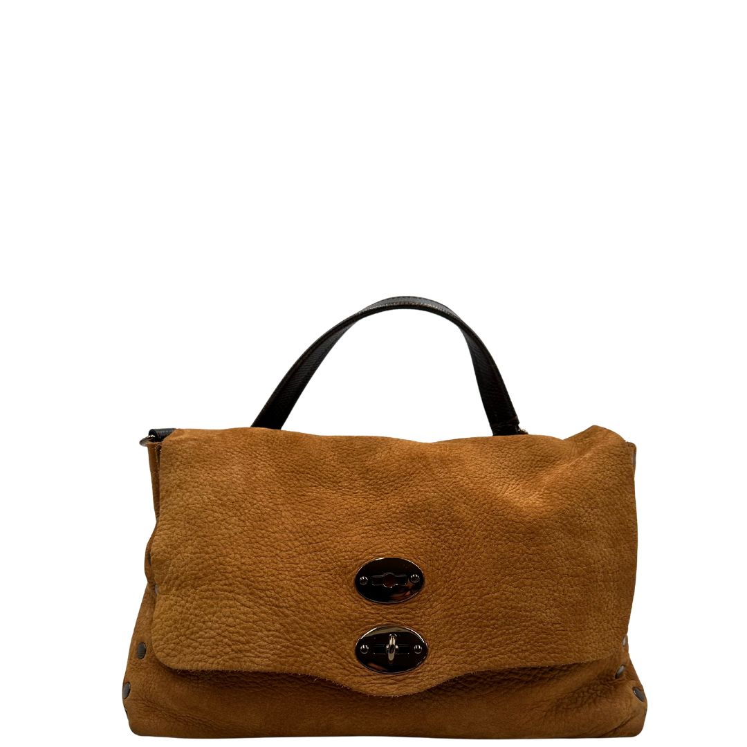 Front di una borsa Postina M Zanellato in pelle scamosciata color cannella con finiture marroni testa di moro e parti metalliche bronzo; munita di un manico singolo . Completa di dustbag.