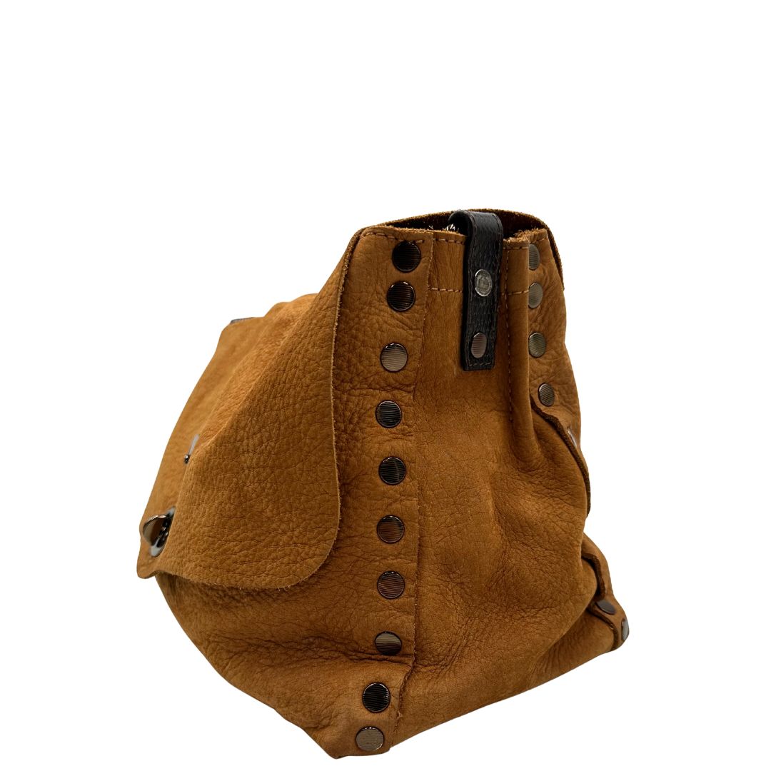 Laterale destro di una borsa Postina M Zanellato in pelle scamosciata color cannella con finiture marroni testa di moro e parti metalliche bronzo; munita di un manico singolo . Completa di dustbag.