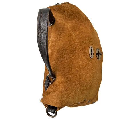 Vista superiore di una borsa Postina M Zanellato in pelle scamosciata color cannella con finiture marroni testa di moro e parti metalliche bronzo; munita di un manico singolo . Completa di dustbag.