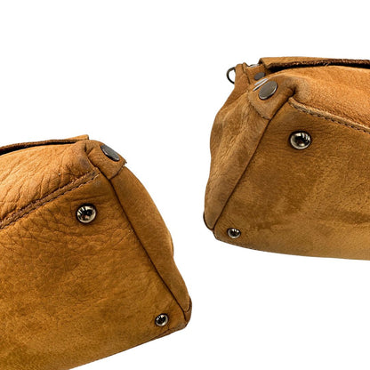 Angoli di una borsa Postina M Zanellato in pelle scamosciata color cannella con finiture marroni testa di moro e parti metalliche bronzo; munita di un manico singolo . Completa di dustbag.